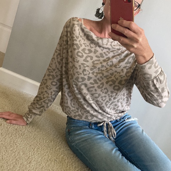 Animal Print Long Sleeve Cropped Top - Picture 12 of 12